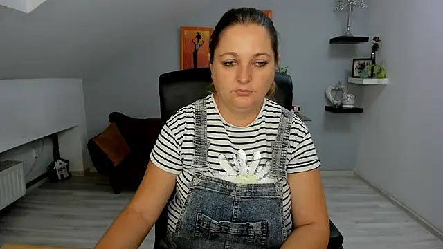 Snapshot of LollaGirl chatting on September 12, 3:17 am LollaGirl online show from September 12, 3:17 am