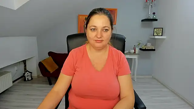 LollaGirl online show from November 3, 4:17 am