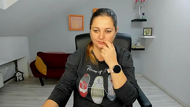 LollaGirl online show from December 3, 4:13 am