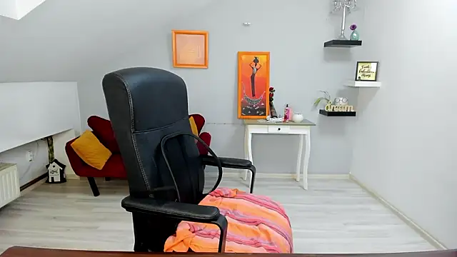 LollaGirl online show from February 9, 4:10 am