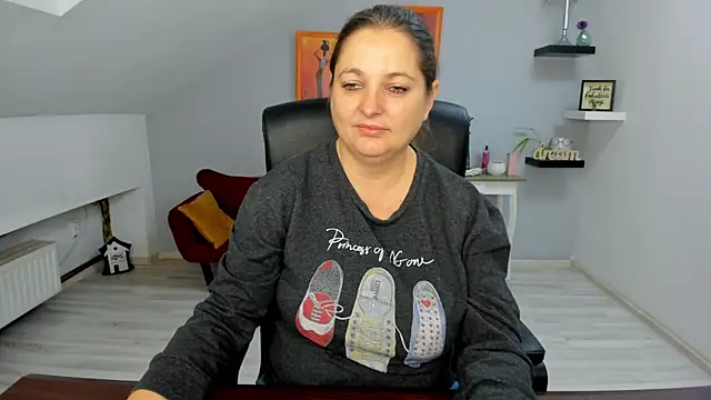 LollaGirl online show from November 13, 4:27 am