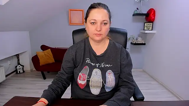 LollaGirl online show from March 6, 4:18 am