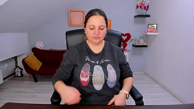 LollaGirl online show from February 14, 4:45 am