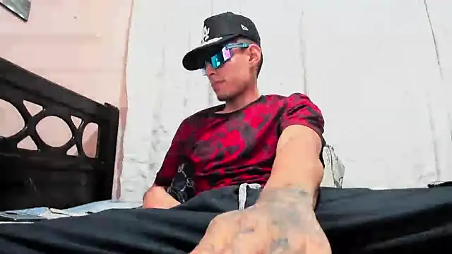 Snapshot of davidlatin66 chatting on March 3, 3:02 am davidlatin66 online show from March 3, 3:02 am