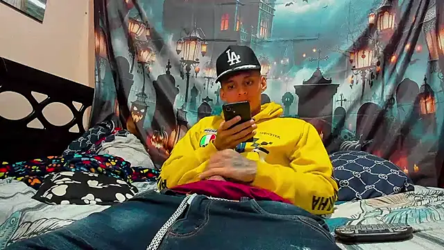 Snapshot of davidlatin66 chatting on November 9, 11:53 pm davidlatin66 online show from November 9, 11:53 pm