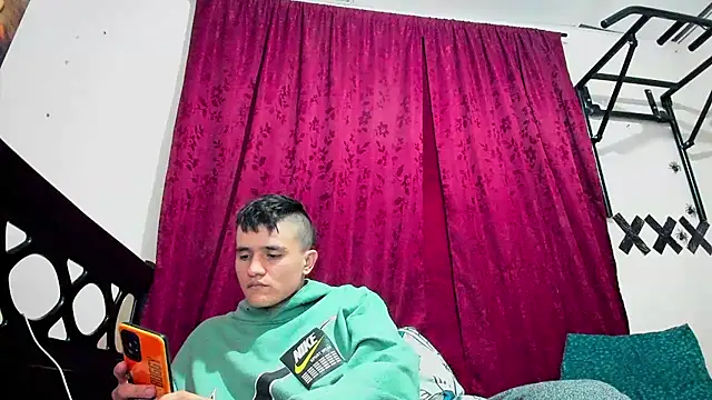 Snapshot of davidlatin66 chatting on October 6, 4:24 am davidlatin66 online show from October 6, 4:24 am