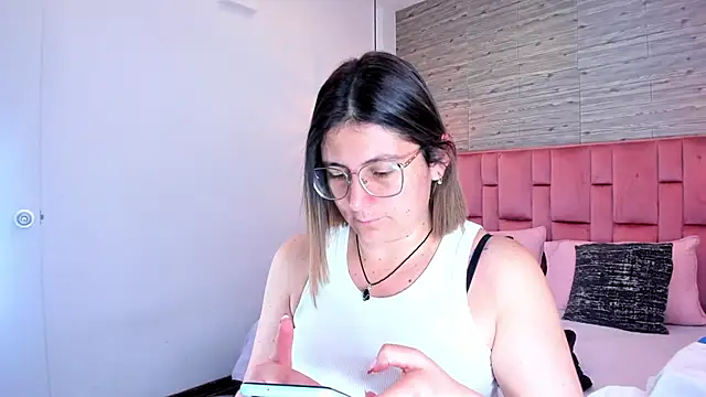 Snapshot of SarahDeyvis chatting on September 13, 2:17 pm SarahDeyvis online show from September 13, 2:17 pm