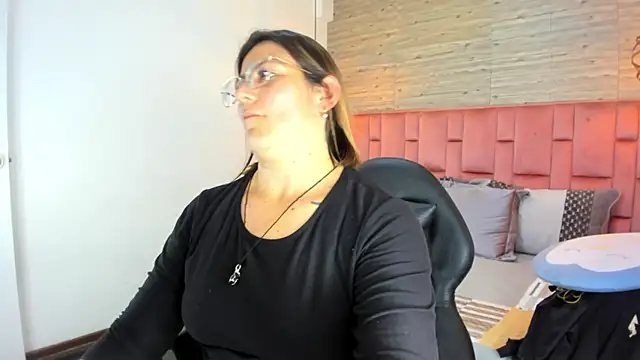 Snapshot of SarahDeyvis chatting on October 2, 7:28 pm SarahDeyvis online show from October 2, 7:28 pm