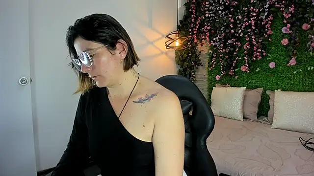 SarahDeyvis online show from December 14, 1:28 pm