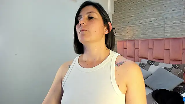 Snapshot of SarahDeyvis chatting on March 8, 8:35 pm SarahDeyvis online show from March 8, 8:35 pm