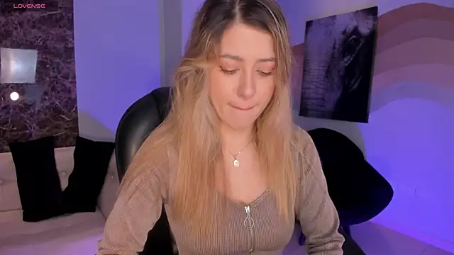 Snapshot of EveBensonX chatting on February 11, 1:11 pm EveBensonX online show from February 11, 1:11 pm