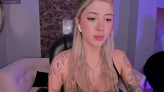 Snapshot of EveBensonX chatting on October 14, 12:17 pm EveBensonX online show from October 14, 12:17 pm