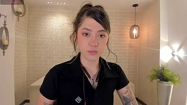 Snapshot of EveBensonX chatting on June 7, 11:32 pm EveBensonX online show from June 7, 11:32 pm
