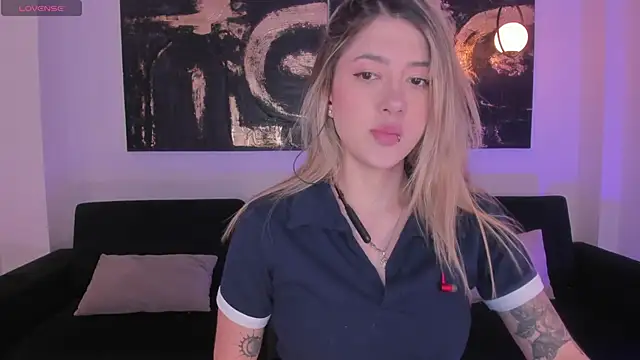 Snapshot of EveBensonX chatting on February 17, 7:44 pm EveBensonX online show from February 17, 7:44 pm