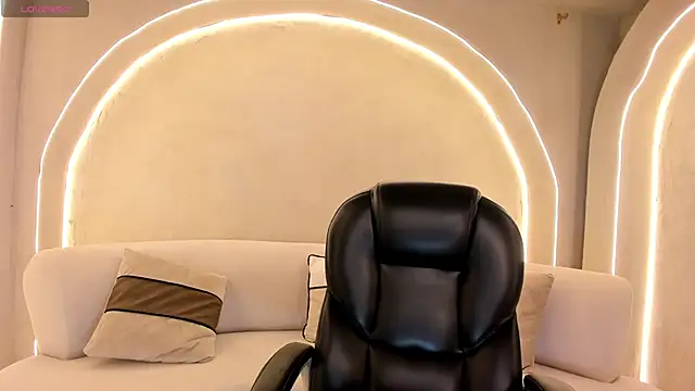 Snapshot of EveBensonX chatting on February 9, 8:18 pm EveBensonX online show from February 9, 8:18 pm