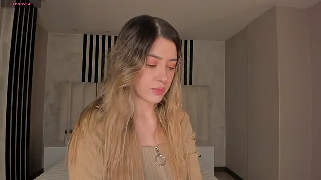 EveBensonX online show from April 9, 6:36 pm