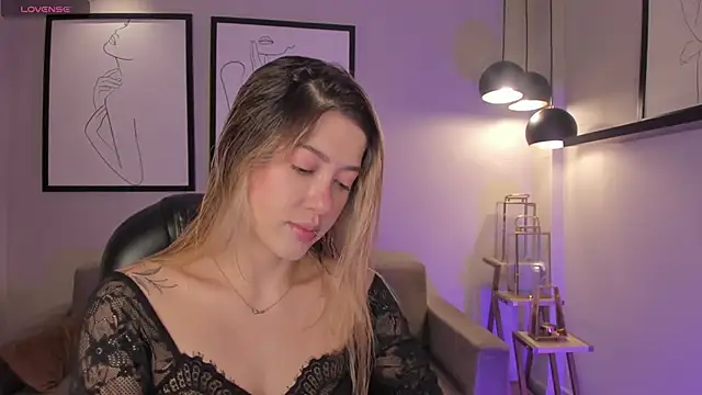 Snapshot of EveBensonX chatting on February 19, 12:24 pm EveBensonX online show from February 19, 12:24 pm