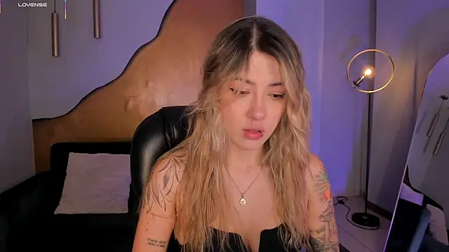 Snapshot of EveBensonX chatting on February 5, 12:23 pm EveBensonX online show from February 5, 12:23 pm