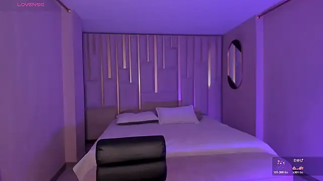 EveBensonX online show from April 4, 7:09 pm