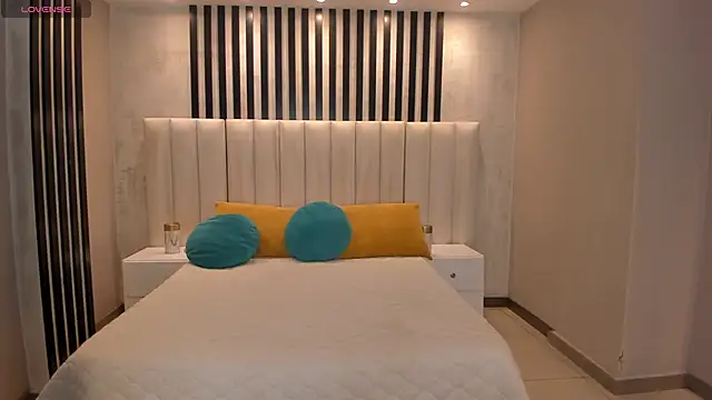 EveBensonX online show from April 10, 6:48 pm