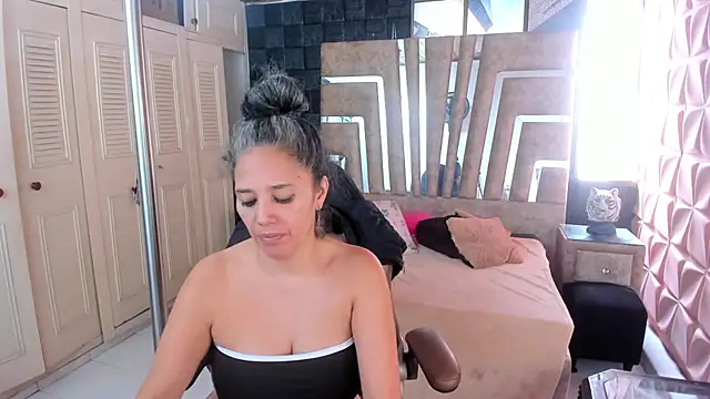 Snapshot of cute_sassy chatting on November 22, 2:05 pm cute sassy online show from November 22, 2:05 pm