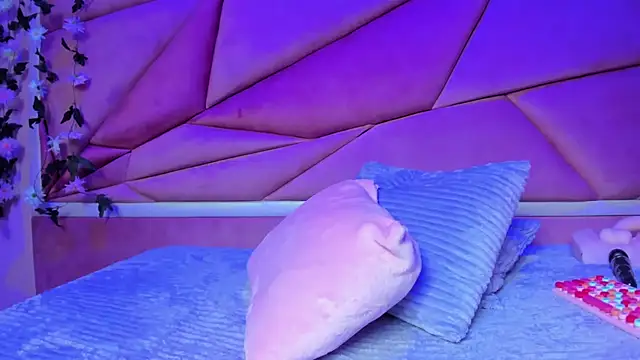 Snapshot of luna_miler_ chatting on October 29, 2:54 am luna miler  online show from October 29, 2:54 am