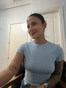 Snapshot of Ale_Lewis chatting on November 16, 1:49 pm Ale Lewis online show from November 16, 1:49 pm