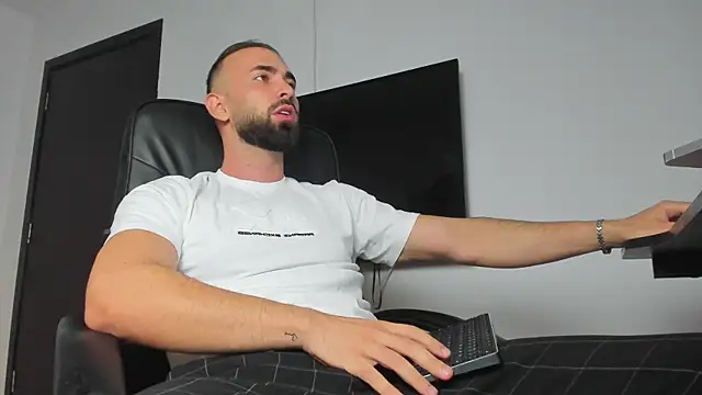 Snapshot of MichaelMasterss chatting on September 30, 8:15 pm MichaelMasterss online show from September 30, 8:15 pm