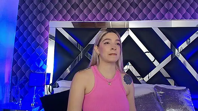 victoriaa lee  online show from December 3, 9:14 pm