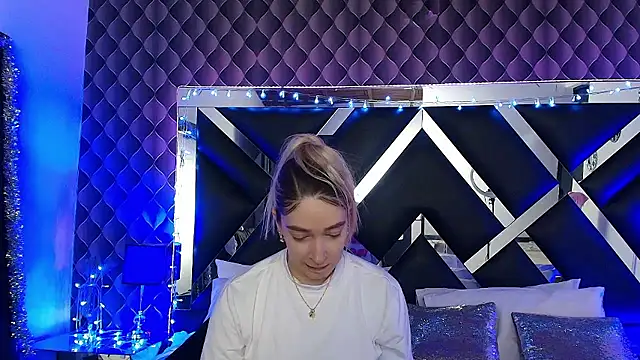 Snapshot of victoriaa_lee_ chatting on January 8, 6:58 pm victoriaa lee online show from January 8, 6:58 pm