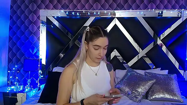 Snapshot of victoriaa_lee_ chatting on January 5, 8:12 pm victoriaa lee online show from January 5, 8:12 pm