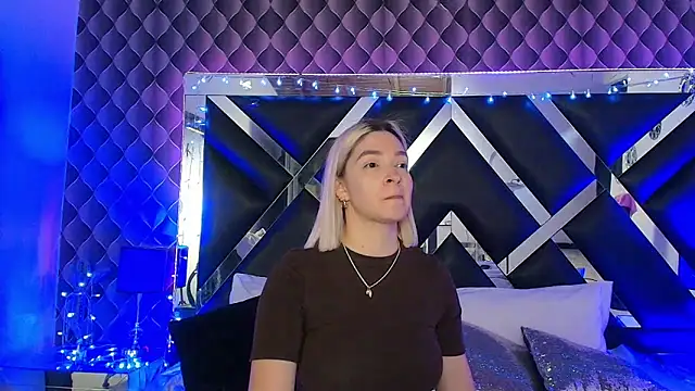 victoriaa lee  online show from April 10, 7:10 pm