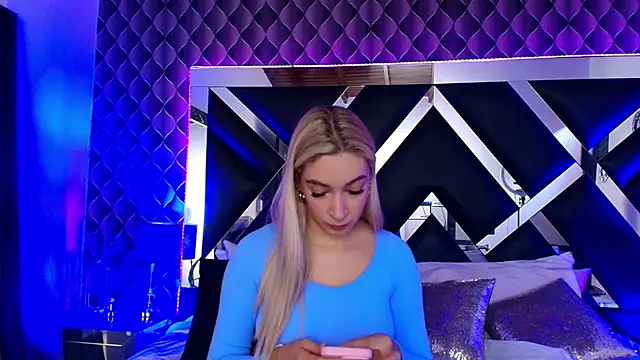 victoriaa lee  online show from October 12, 7:04 pm