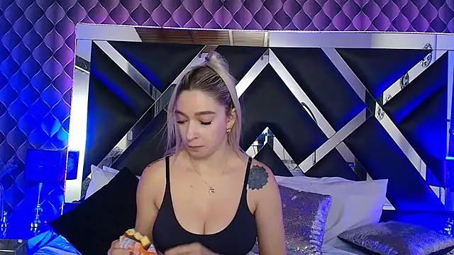 victoriaa lee  online show from November 5, 12:25 am