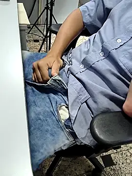 Snapshot of trimineiro_ chatting on December 19, 3:25 pm trimineiro online show from December 19, 3:25 pm