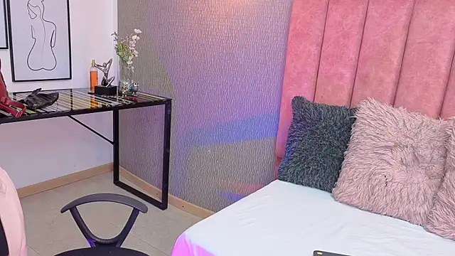 Alexa Thaylor  online show from May 22, 4:49 pm