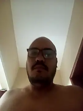 RobertoBuzios22 online show from March 5, 1:30 pm