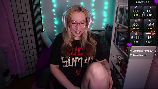 Snapshot of JustKerry chatting on October 22, 8:36 am JustKerry online show from October 22, 8:36 am