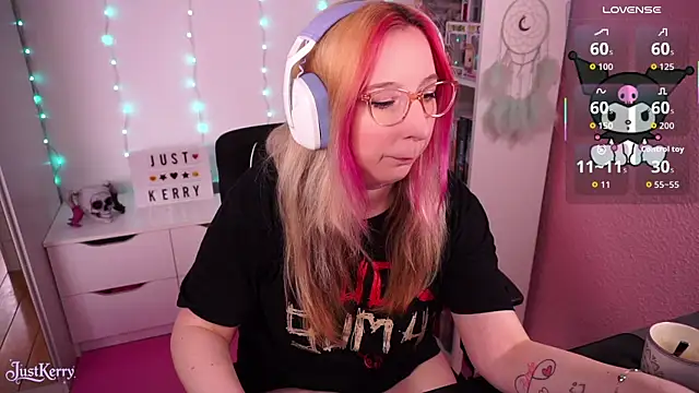 Snapshot of JustKerry chatting on November 7, 9:14 am JustKerry online show from November 7, 9:14 am