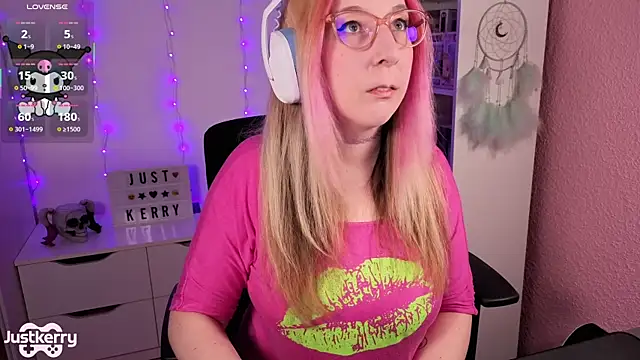 Snapshot of JustKerry chatting on November 11, 11:27 am JustKerry online show from November 11, 11:27 am