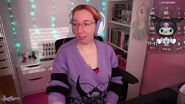 Snapshot of JustKerry chatting on November 6, 8:40 am JustKerry online show from November 6, 8:40 am