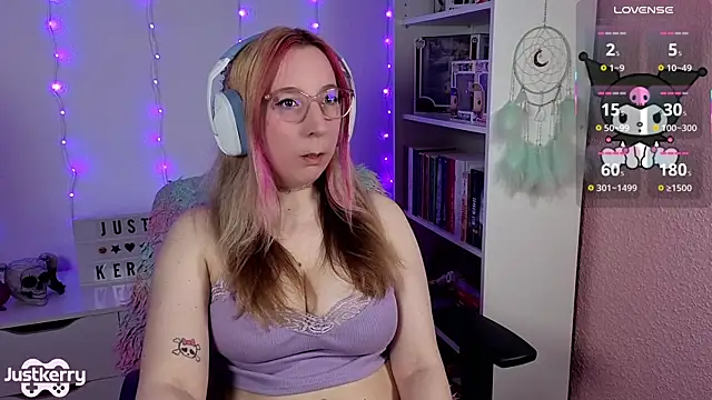 Snapshot of JustKerry chatting on November 10, 9:03 am JustKerry online show from November 10, 9:03 am