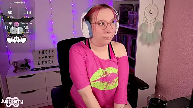 Snapshot of JustKerry chatting on November 14, 9:57 am JustKerry online show from November 14, 9:57 am