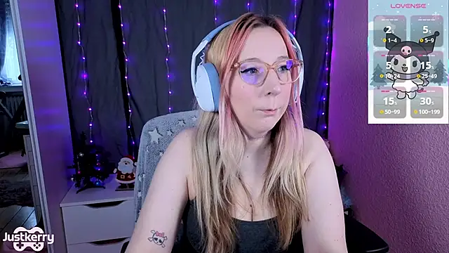 Snapshot of JustKerry chatting on December 2, 9:55 am JustKerry online show from December 2, 9:55 am