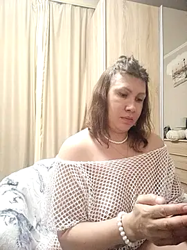 Snapshot of ROXOLANAA_SEXY chatting on February 18, 10:50 pm ROXOLANAA SEXY online show from February 18, 10:50 pm