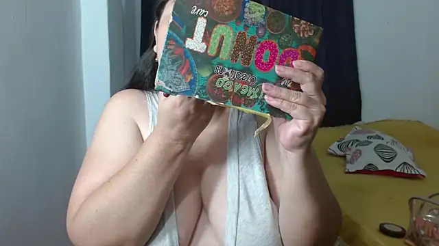 Victoriaevans1 online show from February 10, 6:45 pm