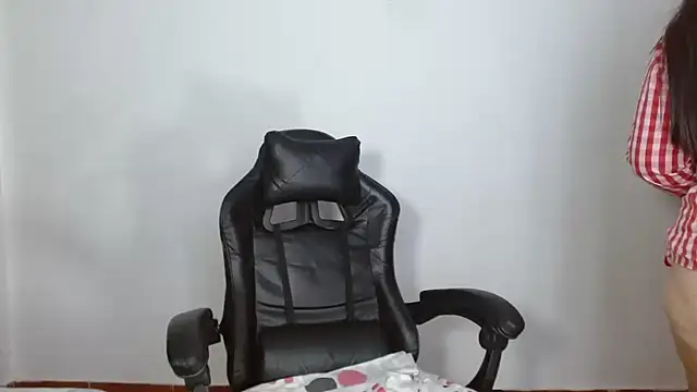 Victoriaevans1 online show from April 8, 2:40 pm