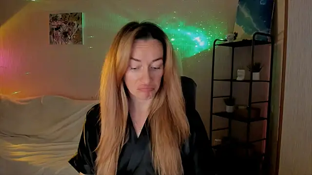 Snapshot of RebeccaMartinez chatting on November 17, 10:30 am RebeccaMartinez online show from November 17, 10:30 am