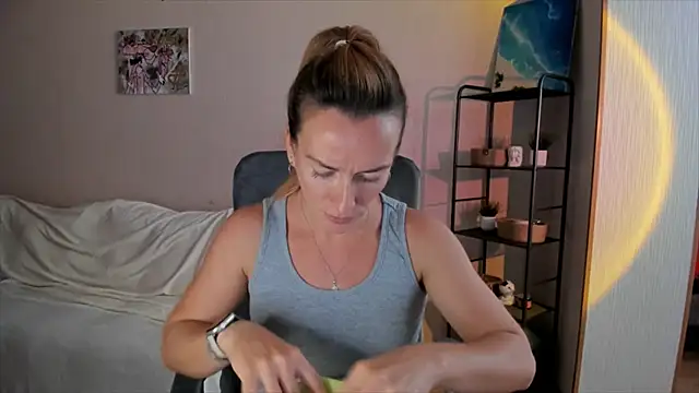 Snapshot of RebeccaMartinez chatting on October 4, 9:22 am RebeccaMartinez online show from October 4, 9:22 am