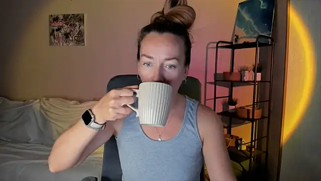 Snapshot of RebeccaMartinez chatting on October 6, 10:49 am RebeccaMartinez online show from October 6, 10:49 am